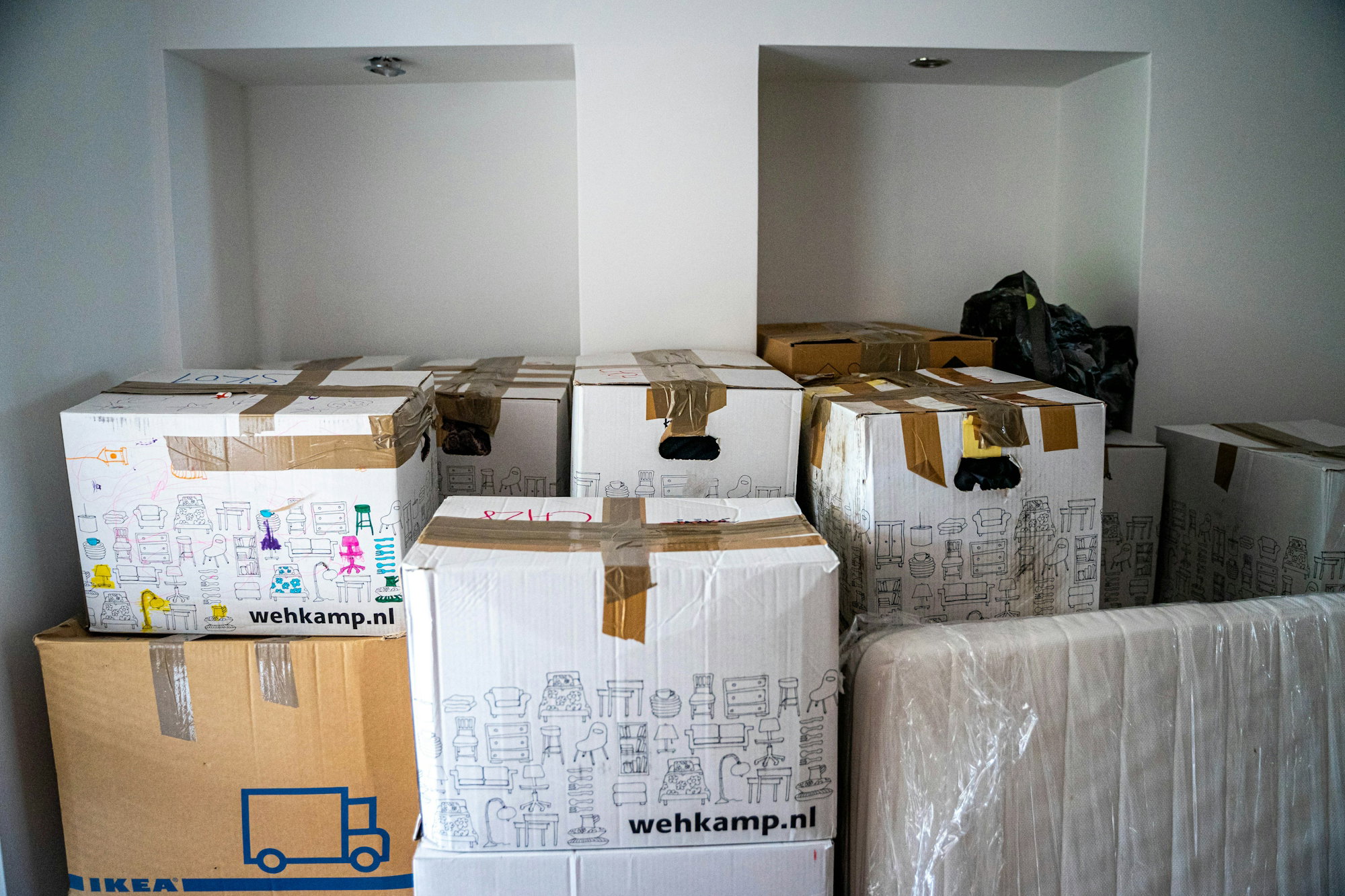 brown-cardboard-boxes-on-brown-wooden-table.jpg brown cardboard boxes on brown wooden table